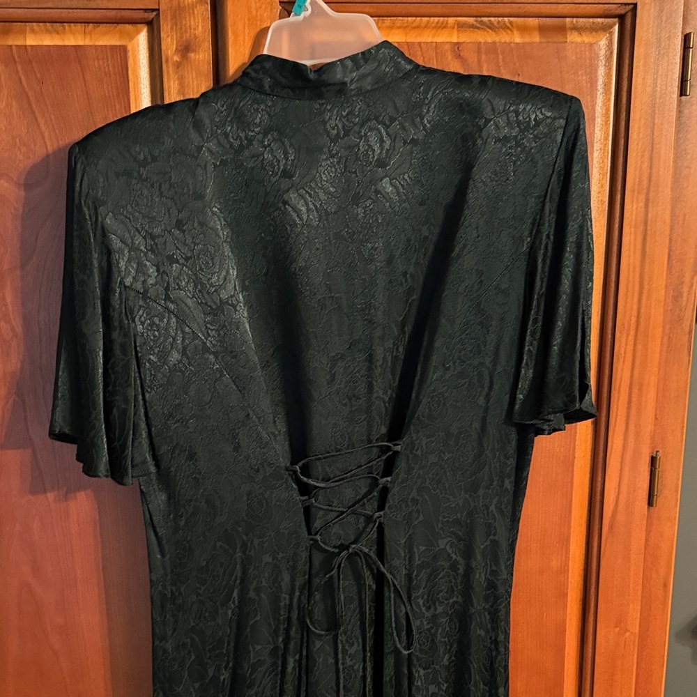 Elegant Hunter Green Dress with Antique White Lace Detail - Picture 5 of 12
